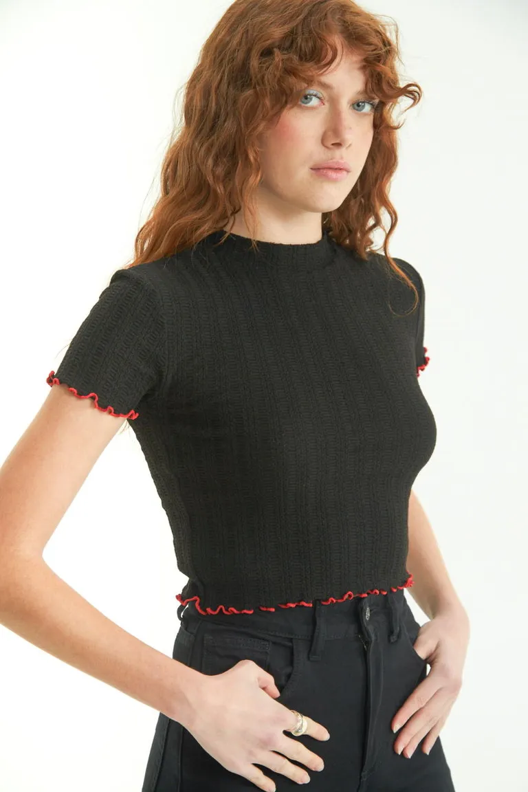Remera negra de manga corta con textura y terminaciones onduladas de Las Pepas en Remeras para argentina