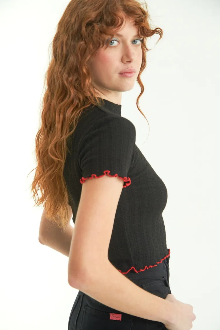 Remera negra de manga corta con textura y terminaciones onduladas de Las Pepas en Remeras para argentina