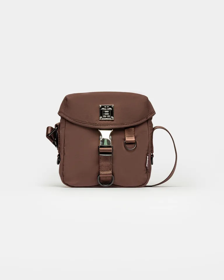 Bandolera sunrise gang de nylon en color marrón, un accesorio versátil y atemporal para el día a día de Prüne en Bolsos y Carteras para argentina