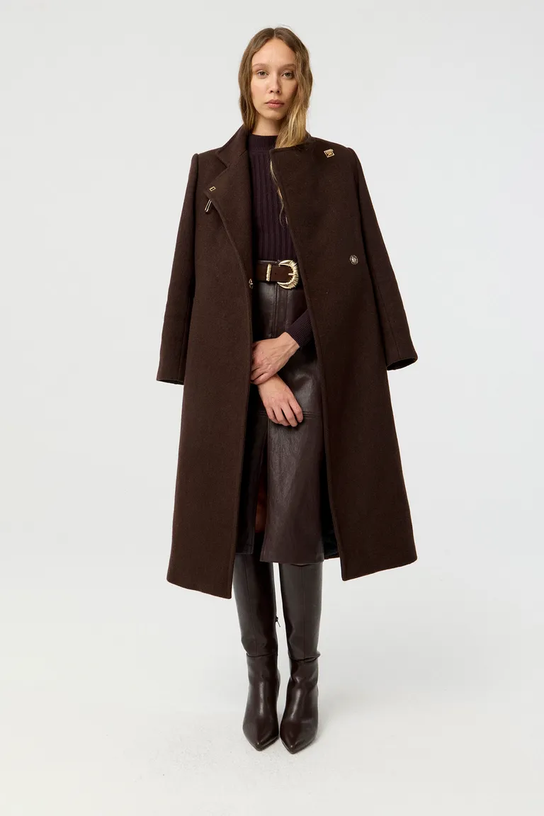 Tapado largo entallado con cuello alto y lazo ajustable en cintura de Markova en Tapados para argentina