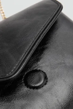 Bolso con solapa cadena de Mango en Bolsos y Carteras para argentina