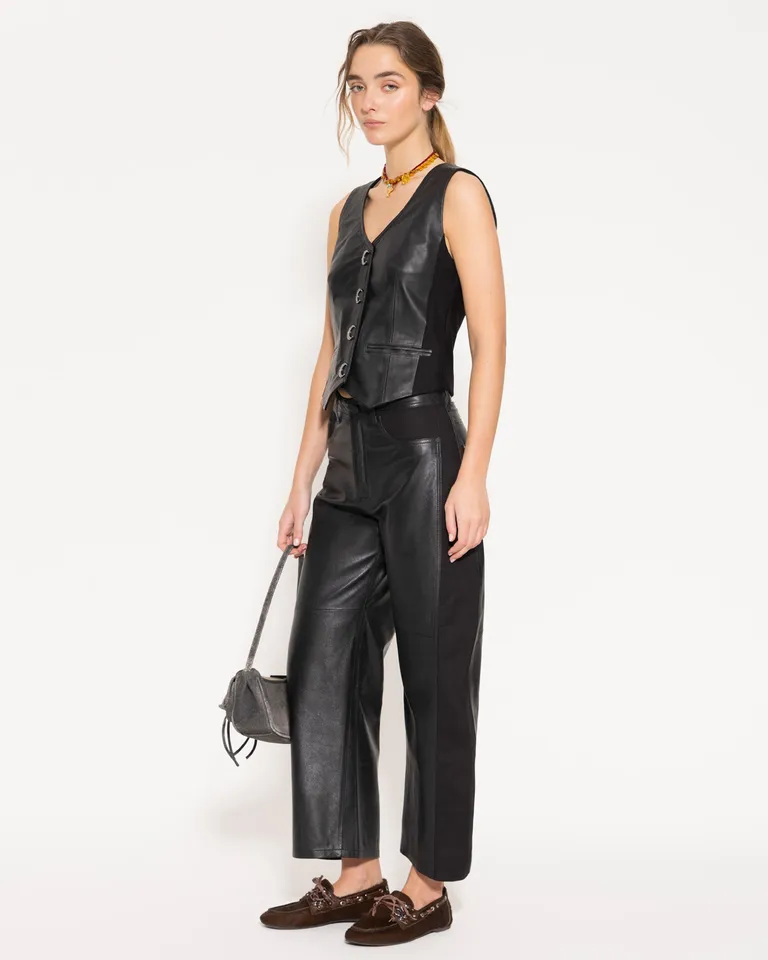Pantalón de cuero negro con detalles en gabardina - Diseño versátil y de tendencia de Jazmin Chebar en Pantalones para argentina