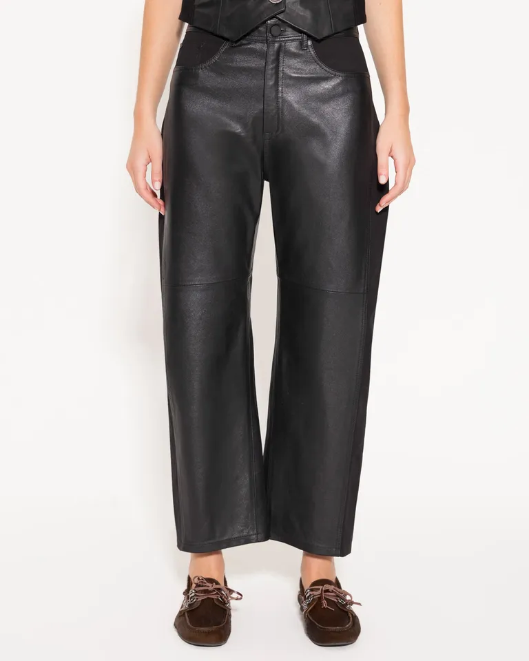 Pantalón de cuero negro con detalles en gabardina - Diseño versátil y de tendencia de Jazmin Chebar en Pantalones para argentina