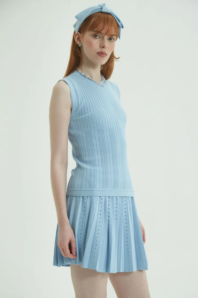 Top musculosa de viscosa con cuello alto y detalles calados de Las Pepas en Tops para argentina