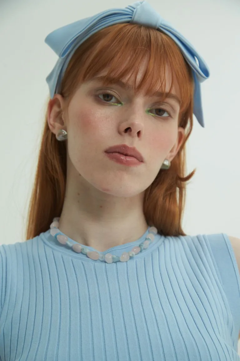 Top musculosa de viscosa con cuello alto y detalles calados de Las Pepas en Tops para argentina