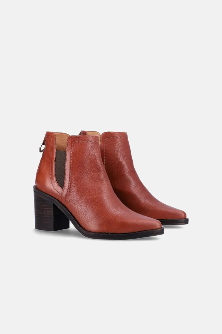 Botineta de mujer con caña corta, paneles elásticos laterales y taco bloque ancho de Justaosadia en Botas y Botinetas para argentina