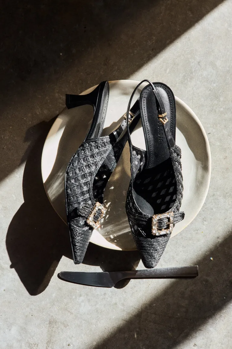 Sandalias slingback negras con diseño tramado y hebilla brillante de Justaosadia en Sandalias para argentina