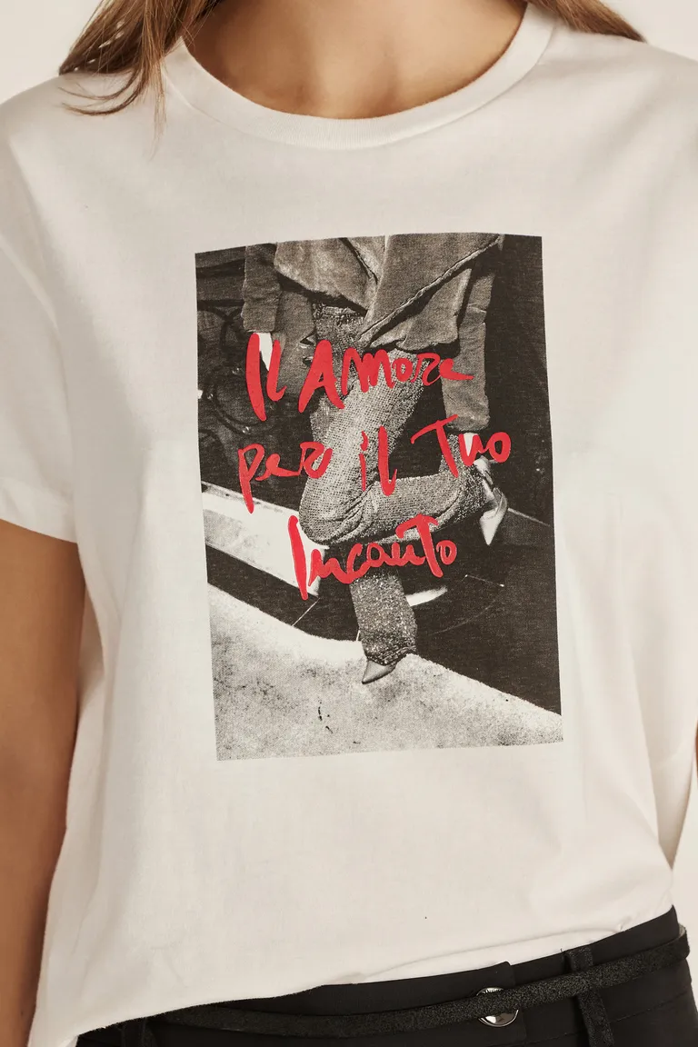 Remera de algodón con estampa exclusiva y escote trasero con dije de Tucci en Remeras para argentina