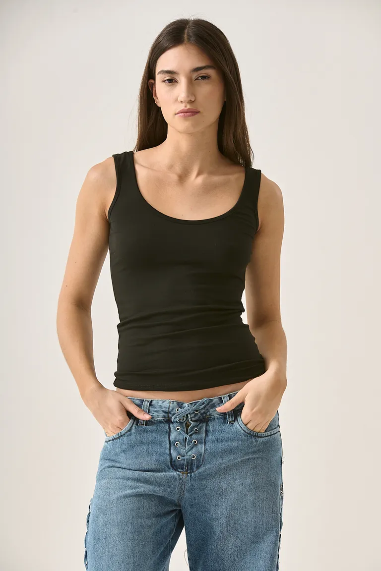 Musculosa negra de corte al cuerpo, un básico esencial para el armario femenino de Sweet en Tops para argentina