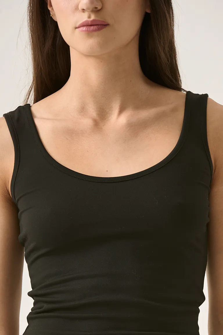 Musculosa negra de corte al cuerpo, un básico esencial para el armario femenino de Sweet en Tops para argentina