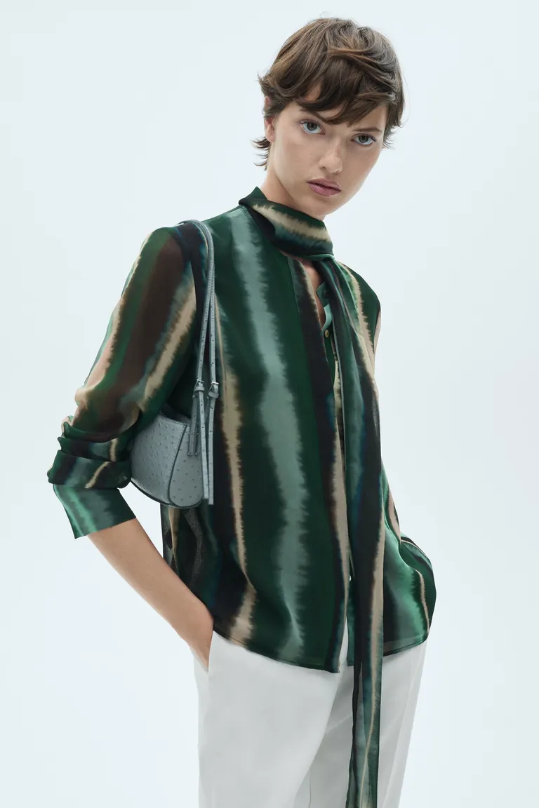 Blusa estampada con lazo de Mango en Blusas para argentina
