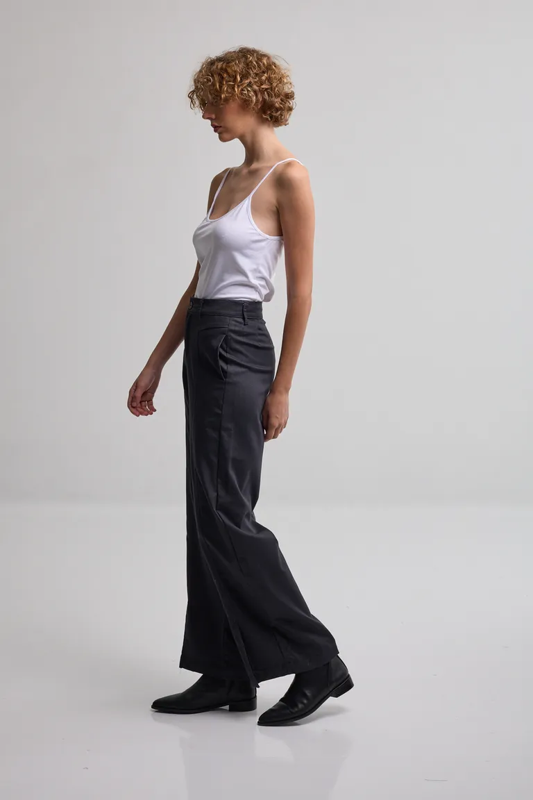 Pantalón tiro medio de corte recto con recortes frontales, bolsillos laterales y tajo en el ruedo de Kill en Pantalones para argentina