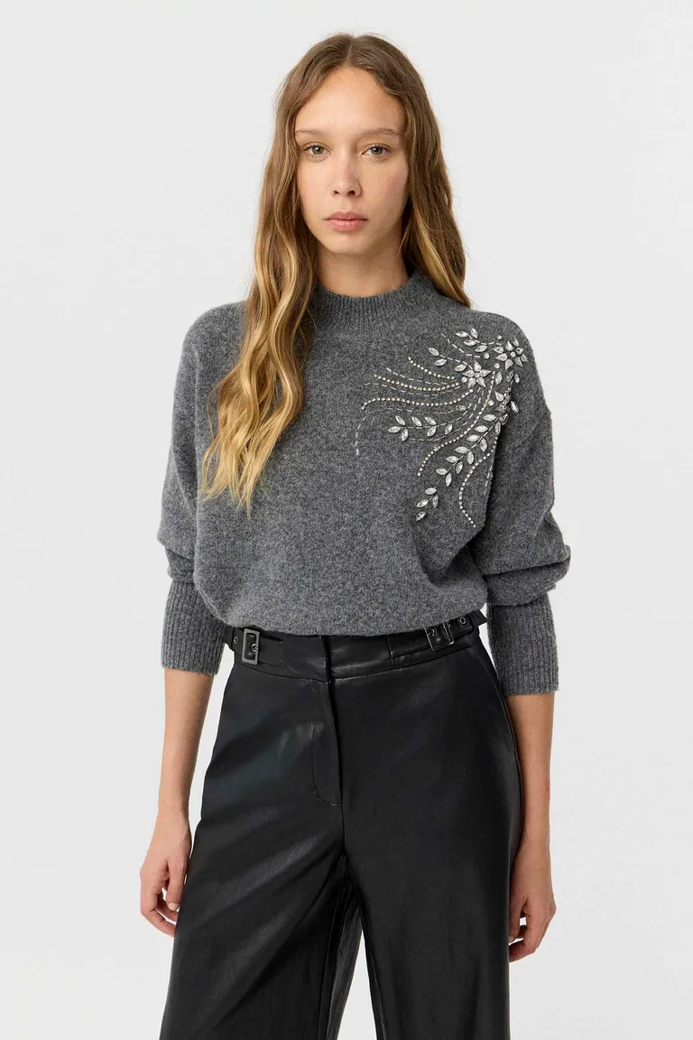 Sweater tejido con cuello alto y bordado artesanal de cristales en hombro de Markova en Buzos y Sweaters para argentina