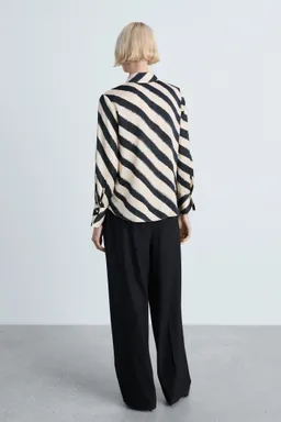Camisa satinada estampada de Mango en Camisas para argentina