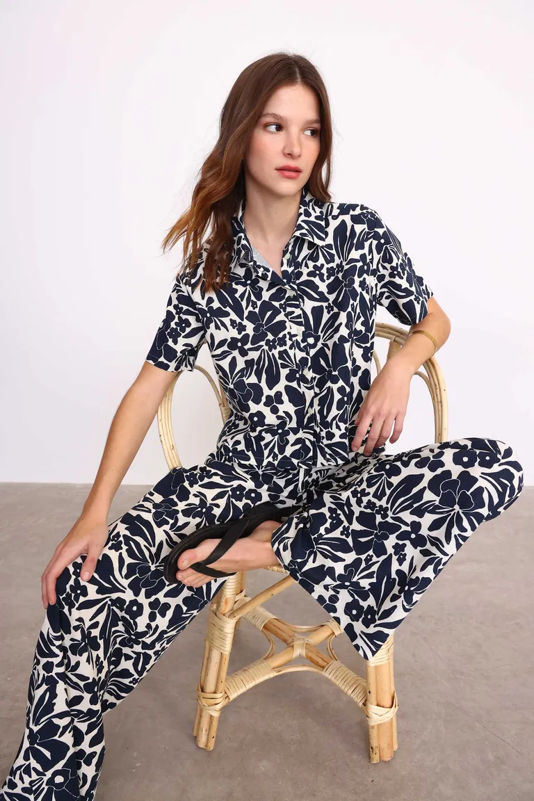 Camisa de manga corta con estampado floral en fondo claro - Diseño liviano y versátil de Yagmour en Camisas para argentina