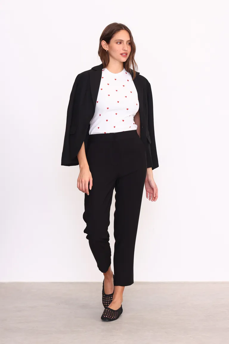 Pantalón de vestir negro con pinzas, diseño elegante y versátil de Yagmour en Pantalones para argentina