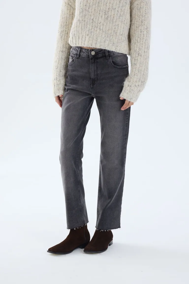 Jean de mujer tiro medio con calce entallado y diseño clásico de cinco bolsillos de Portsaid en Pantalones para argentina