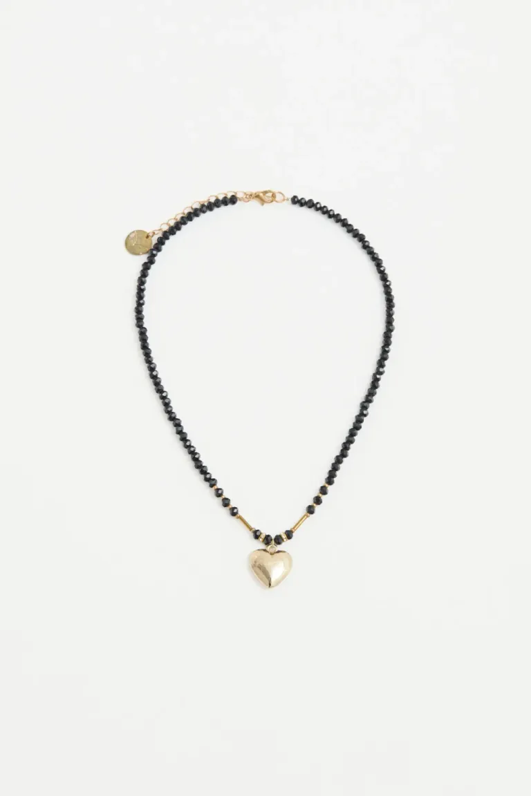 Collar de piedras facetadas con dije central de corazón, un accesorio elegante y femenino de Rapsodia en Bijouterie para argentina