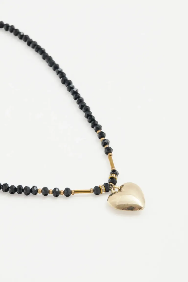 Collar de piedras facetadas con dije central de corazón, un accesorio elegante y femenino de Rapsodia en Bijouterie para argentina