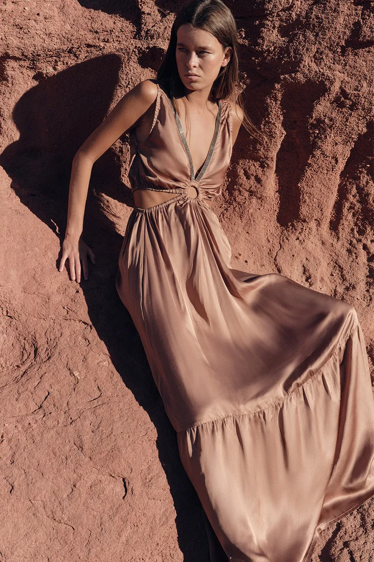 Vestido de satén con escote en V y espalda descubierta, ideal para eventos formales y noches especiales de Sweet en Vestidos para argentina