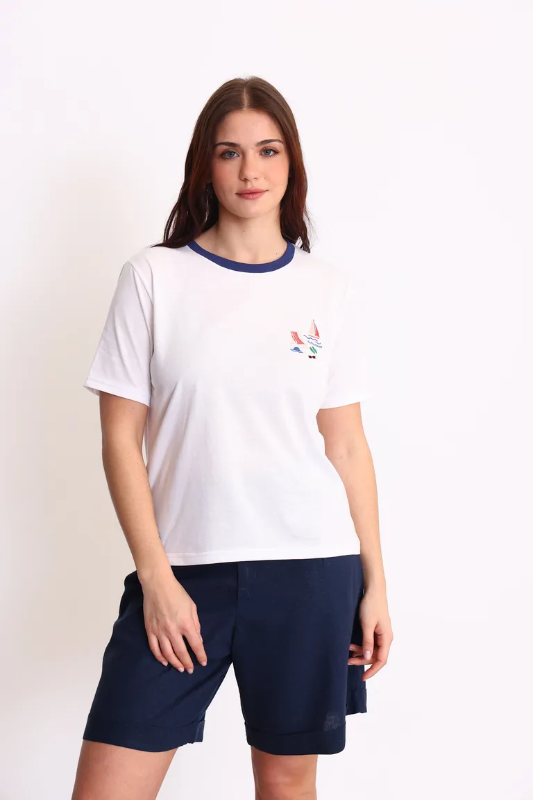 Remera de punto con bordados marítimos, corte recto y cuello a contraste de Yagmour en Remeras para argentina