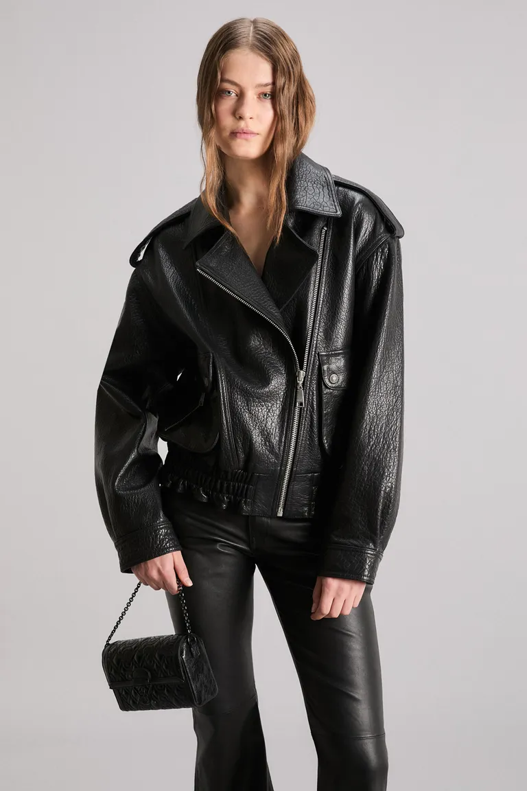 Campera femenina de cuero texturado de corte oversize y largo hasta la cadera de Kosiuko en Chaquetas para argentina