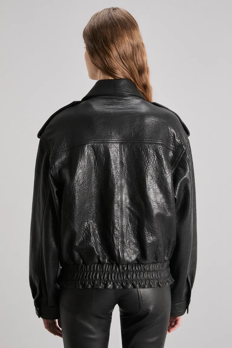 Campera femenina de cuero texturado de corte oversize y largo hasta la cadera de Kosiuko en Chaquetas para argentina