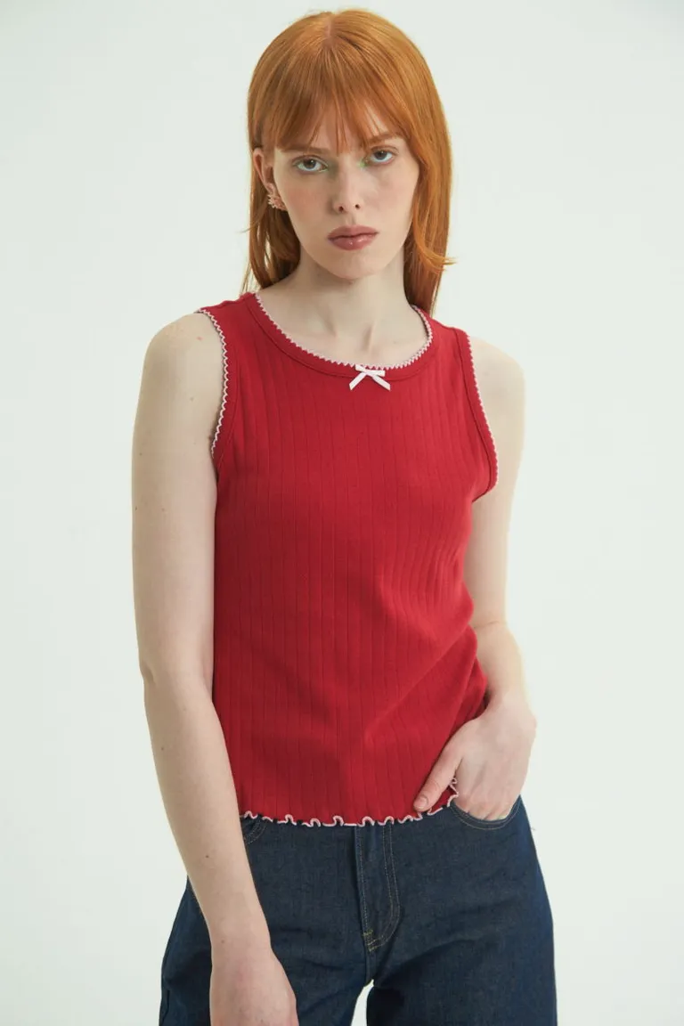 Remera roja de corte recto y escote redondo, un básico atemporal para el estilo femenino de Las Pepas en Remeras para argentina