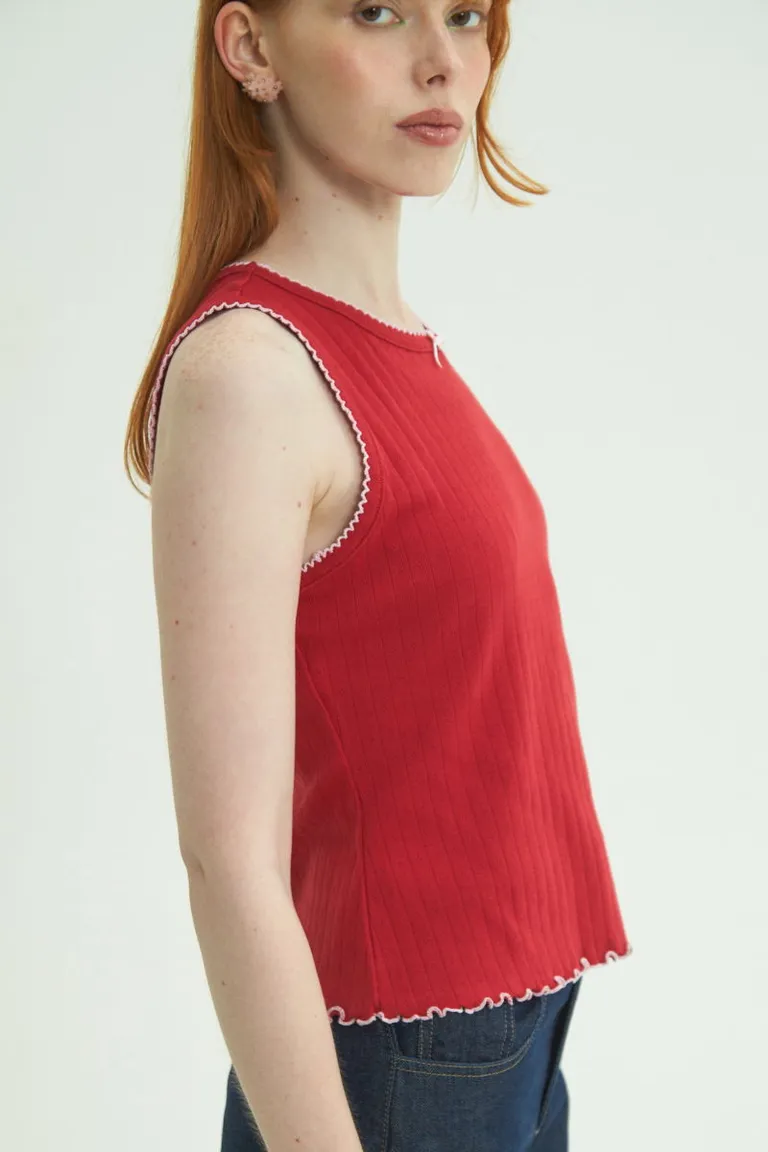 Remera roja de corte recto y escote redondo, un básico atemporal para el estilo femenino de Las Pepas en Remeras para argentina
