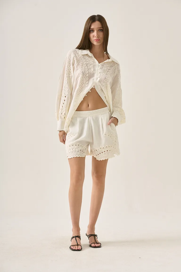 Shorts blancos con bordado floral y terminación festoneada para un estilo romántico y delicado de Sweet en Shorts para argentina