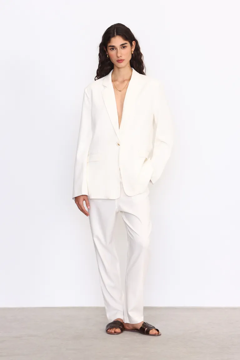 Blazer sastrero de lino en color blanco, prenda versátil y sofisticada para el guardarropa femenino. de Yagmour en Blazers para argentina