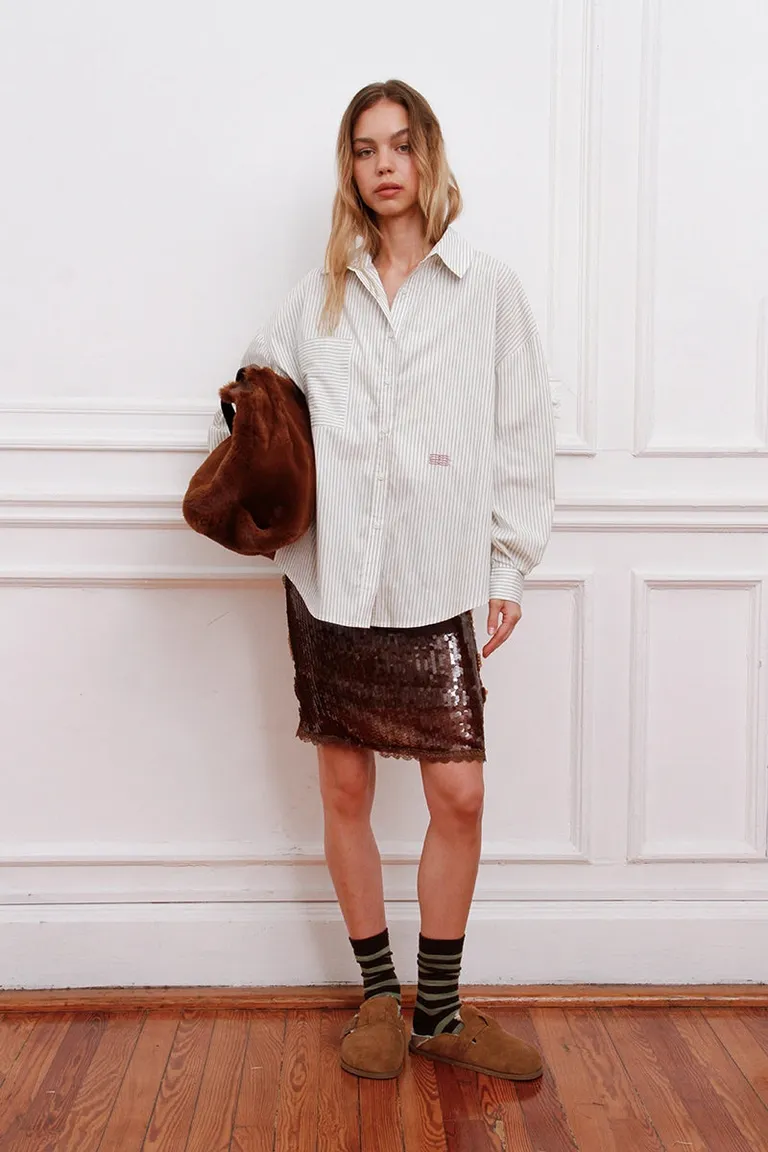 Camisa de mujer corte holgado con diseño de rayas y bolsillo frontal de Sofia Sarkany en Camisas para argentina