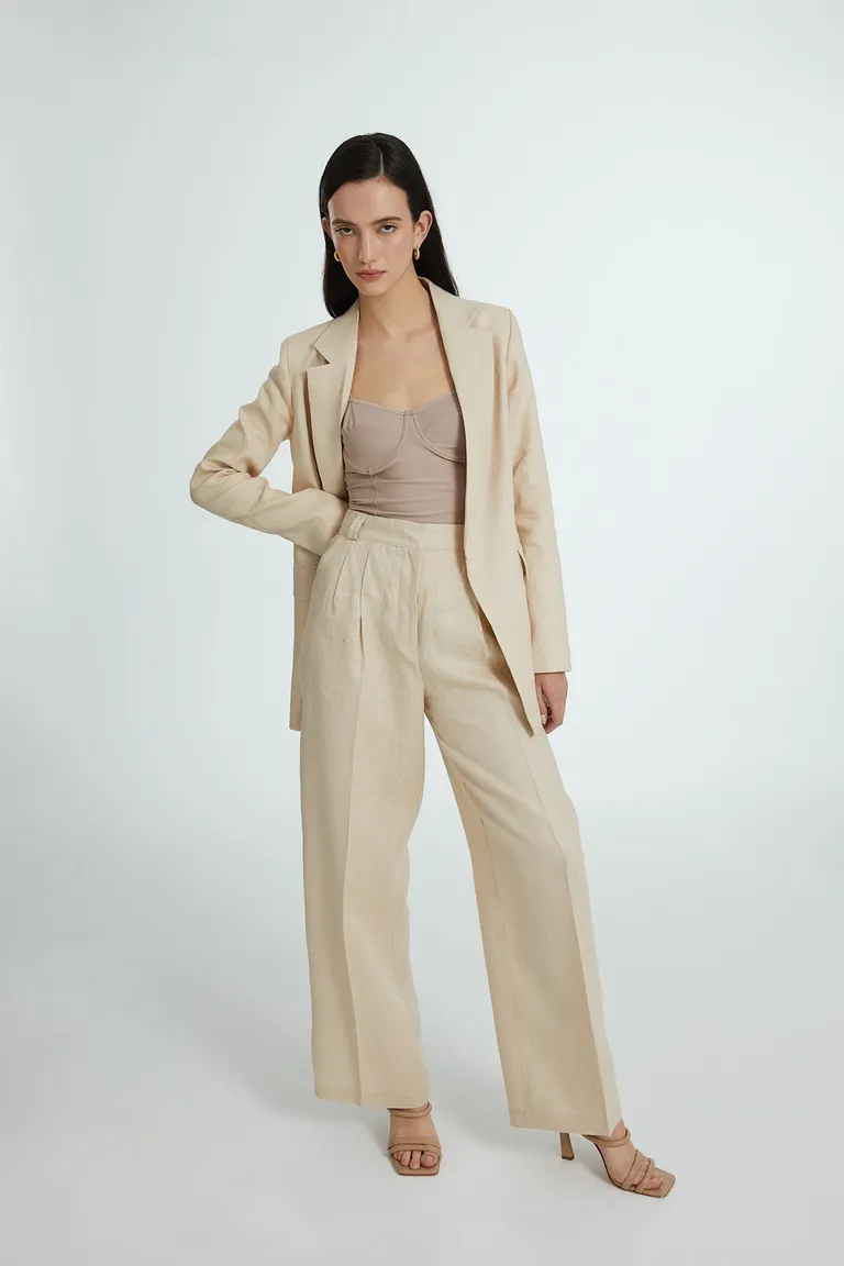 Blazer de diseño sobrio y atemporal en color beige para mujer de Naíma en Blazers para argentina