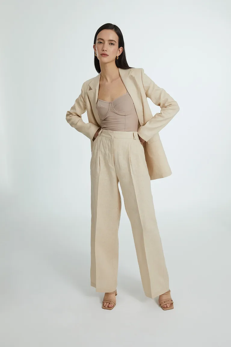 Blazer de diseño sobrio y atemporal en color beige para mujer de Naíma en Blazers para argentina