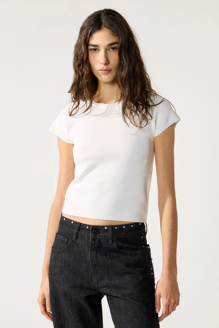 Remera Tejida de Manga Corta con Cuello Redondo de Cuesta Blanca en Remeras para argentina