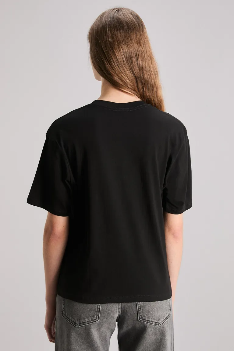 Remera de algodón con estampa única en frente y detalles en técnica flock de Kosiuko en Remeras para argentina