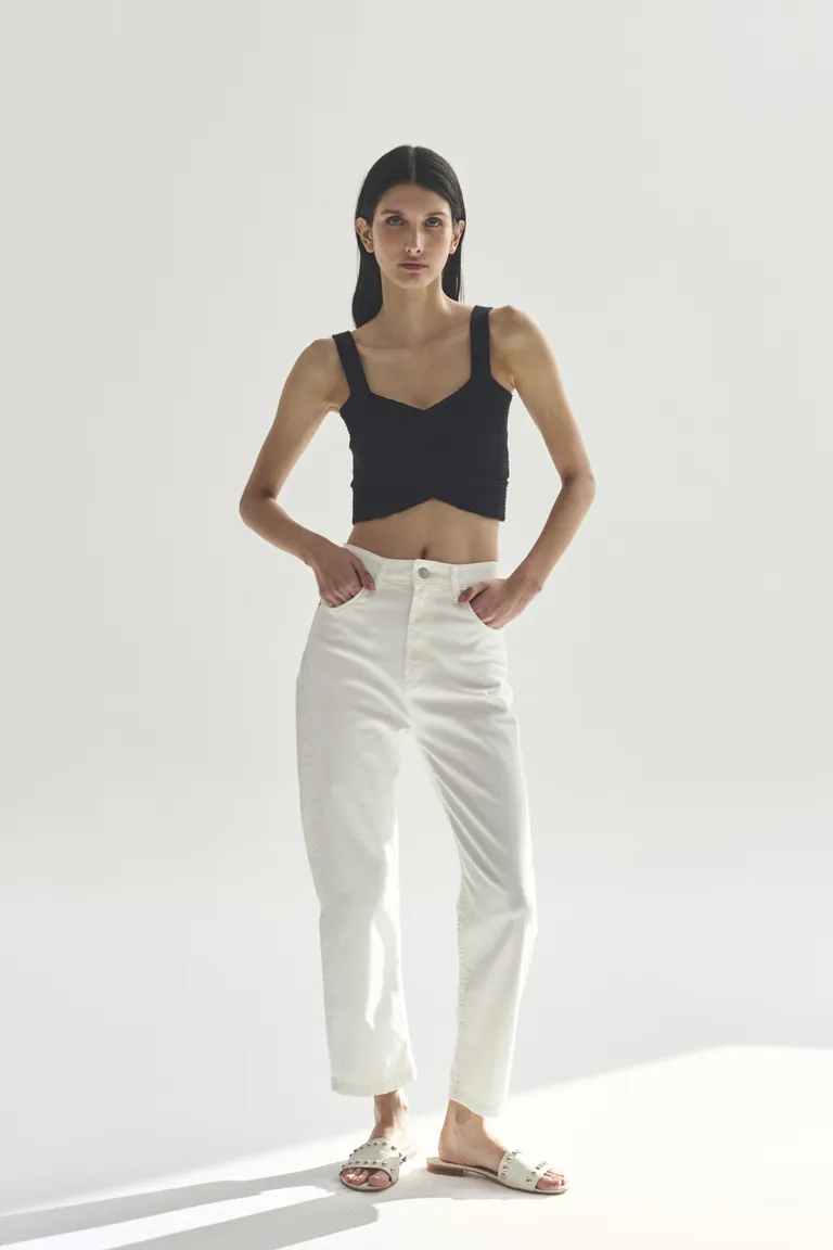 Top minimalista y elegante en color negro para mujer de Akiabara en Tops para argentina