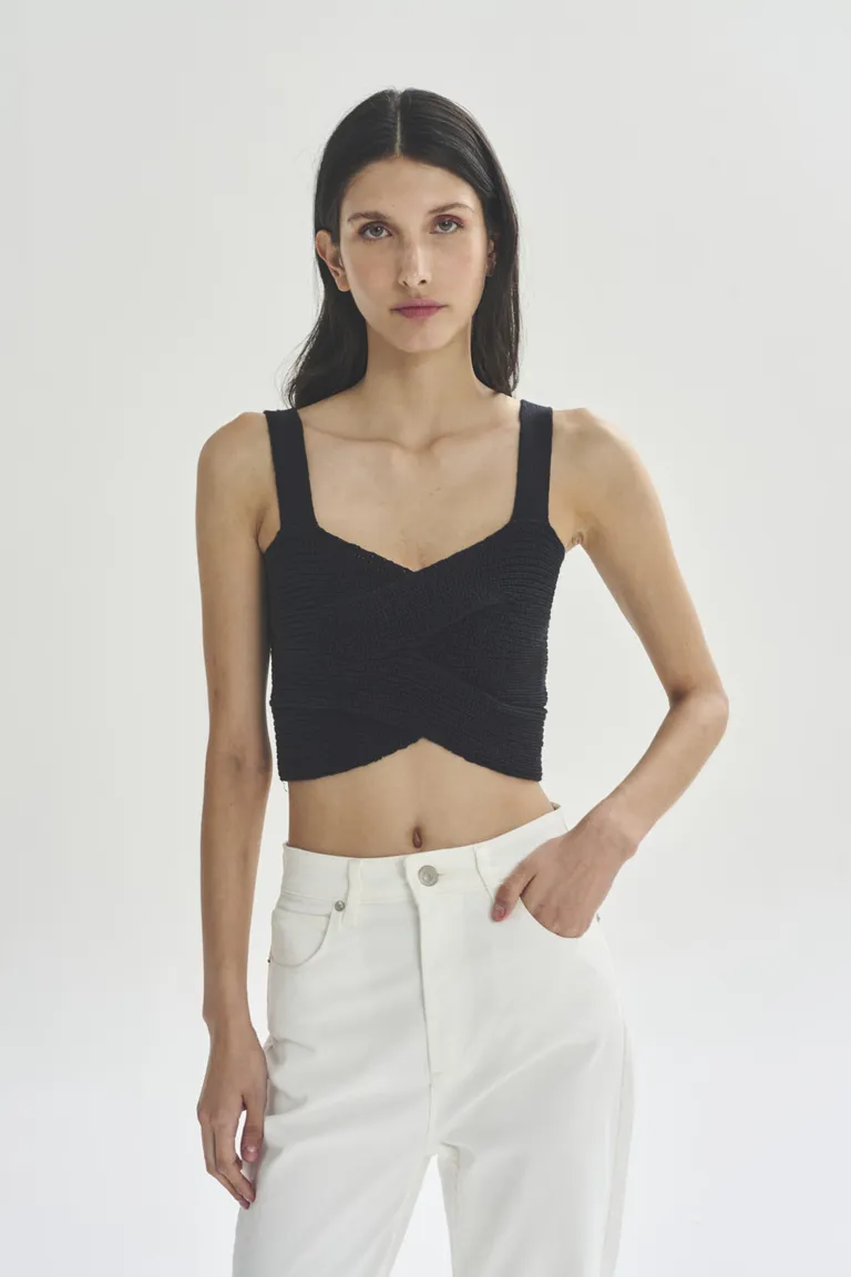 Top minimalista y elegante en color negro para mujer de Akiabara en Tops para argentina
