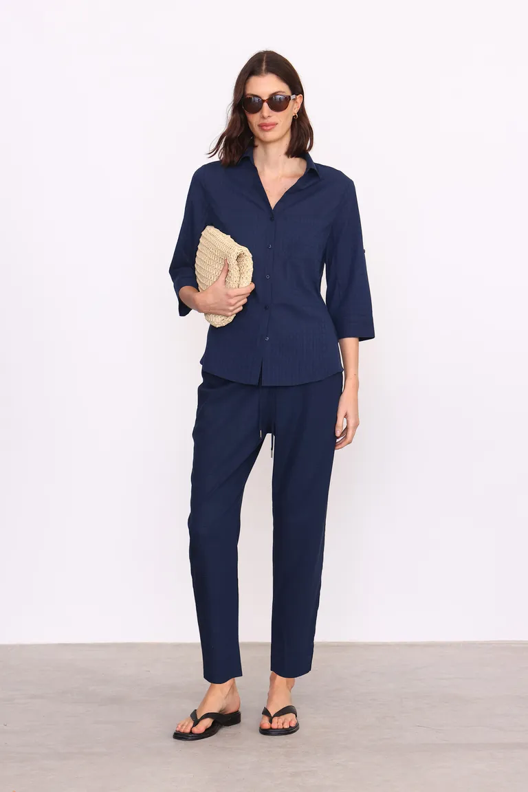 Camisa de fantasía en tono azul marino con diseño original y corte versátil de Yagmour en Camisas para argentina