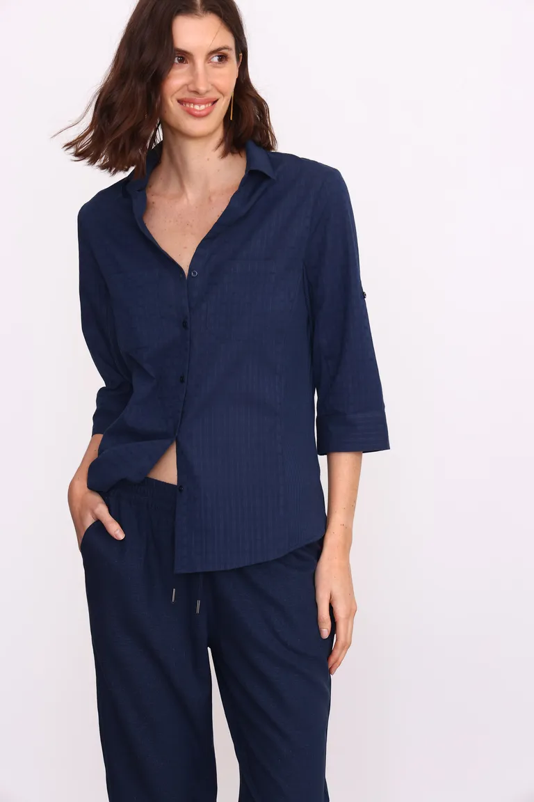 Camisa de fantasía en tono azul marino con diseño original y corte versátil de Yagmour en Camisas para argentina