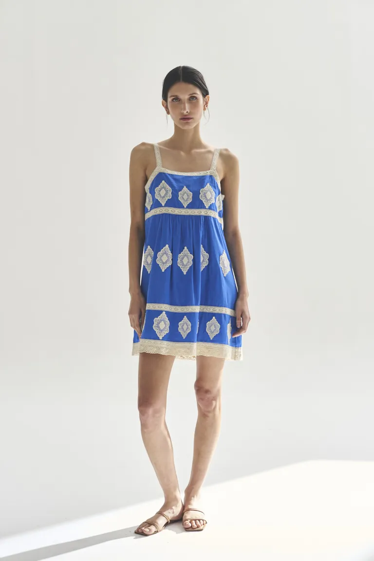 Vestido corto de diseño único y elegante estilo en tonos azules de Akiabara en Vestidos para argentina