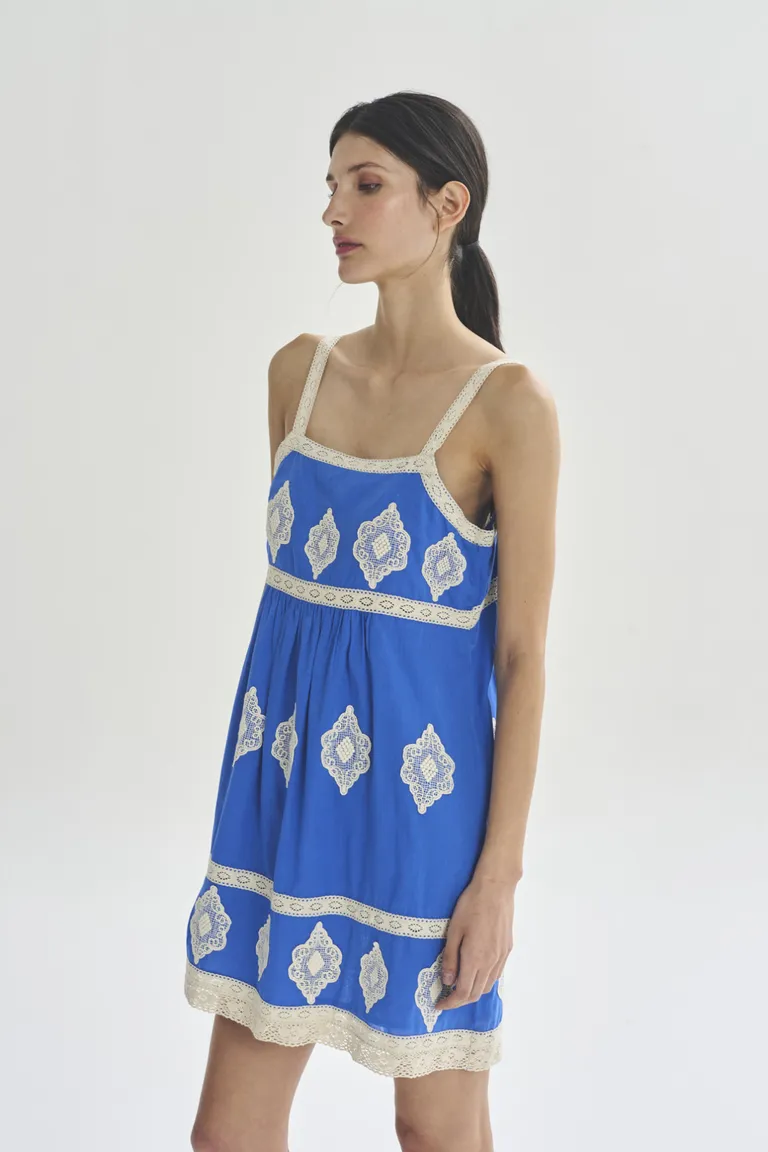 Vestido corto de diseño único y elegante estilo en tonos azules de Akiabara en Vestidos para argentina