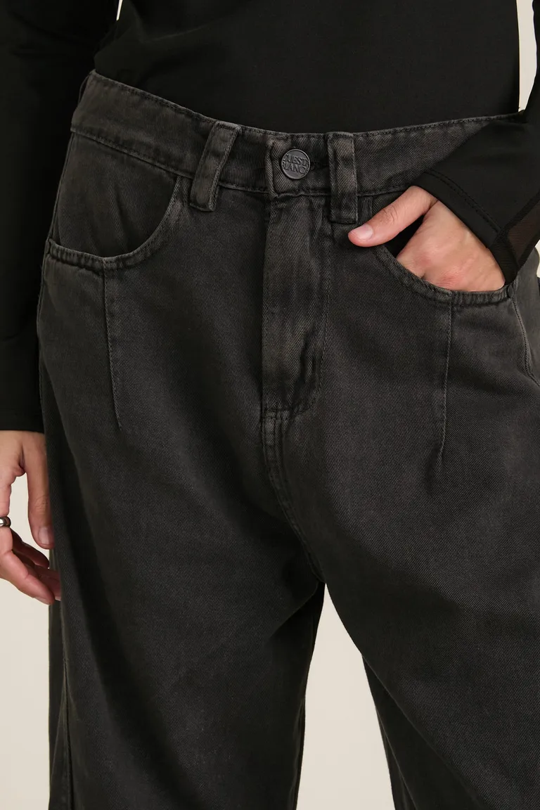 Pantalón de calce slouchy con tiro medio y pinzas frontales en piernas de Cuesta Blanca en Pantalones para argentina