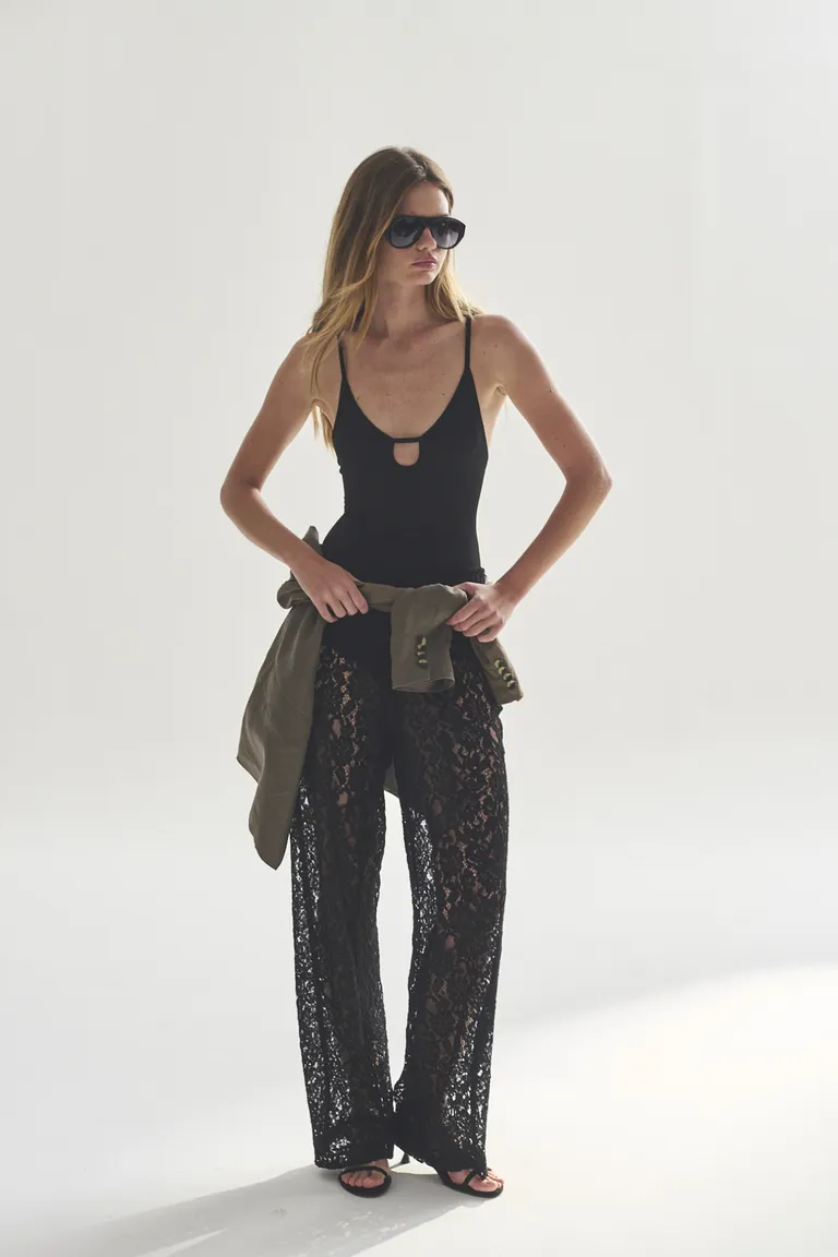 Body negro con tirantes finos para mujer - Prenda versátil y elegante de Akiabara en Bodies para argentina