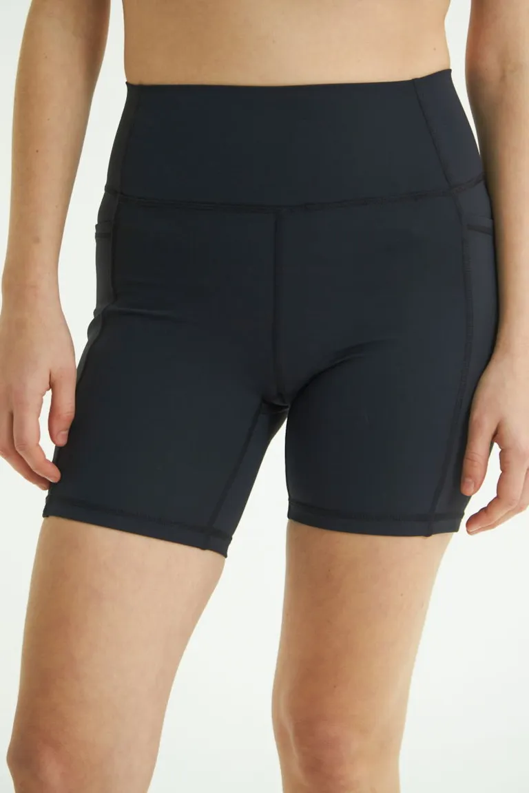Biker deportiva tiro alto ajustada media pierna con costuras planas y detalle reflectivo de Las Pepas en Shorts para argentina
