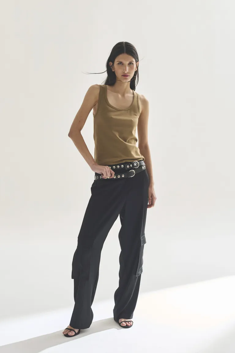 Remera sin mangas de corte recto con escote en U en tono marrón de Akiabara en Remeras para argentina