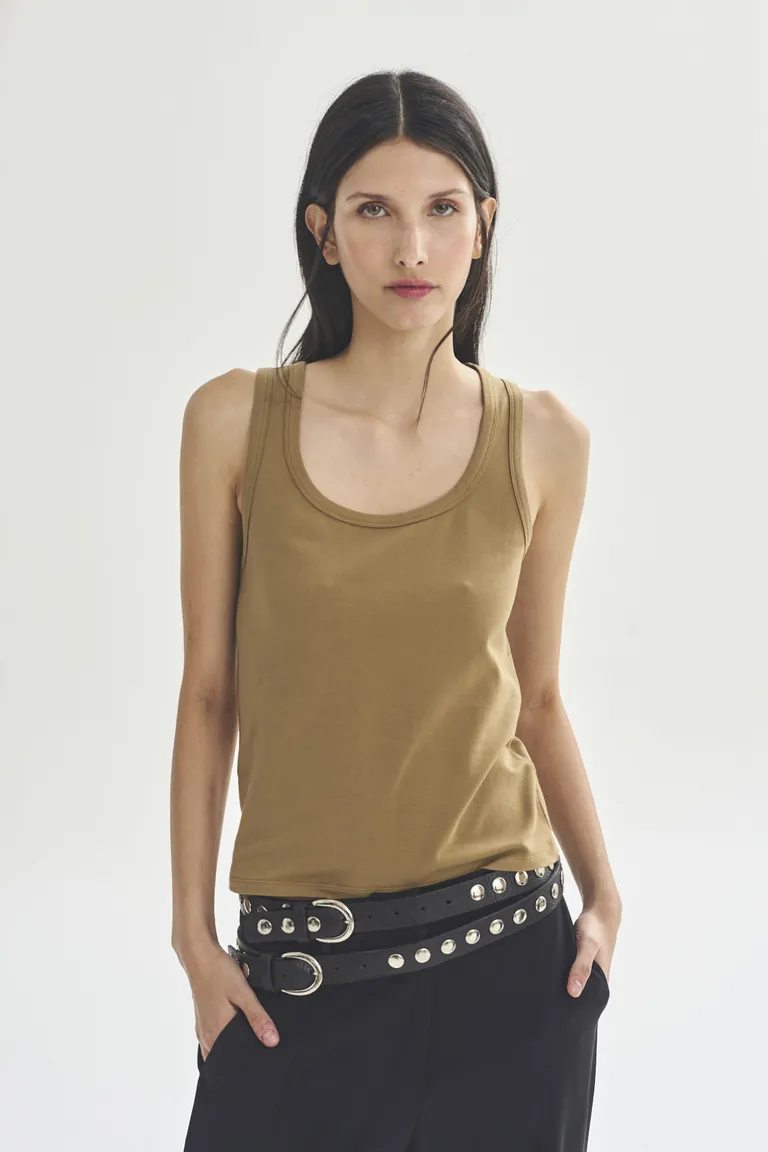 Remera sin mangas de corte recto con escote en U en tono marrón de Akiabara en Remeras para argentina