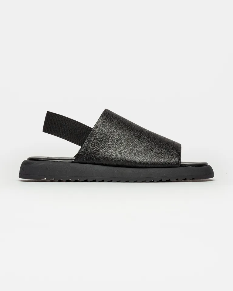 Sandalia plana de cuero negro con diseño monocromático y ajuste elástico de Prüne en Sandalias para argentina