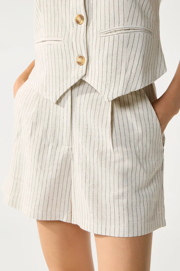 Short de lino rayado con bolsillos laterales y cierre frontal de Cuesta Blanca en Shorts para argentina