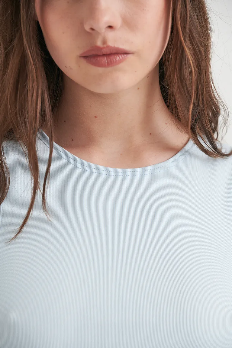 Top corto de ribete acanalado en color celeste para mujer de Sweet en Tops para argentina